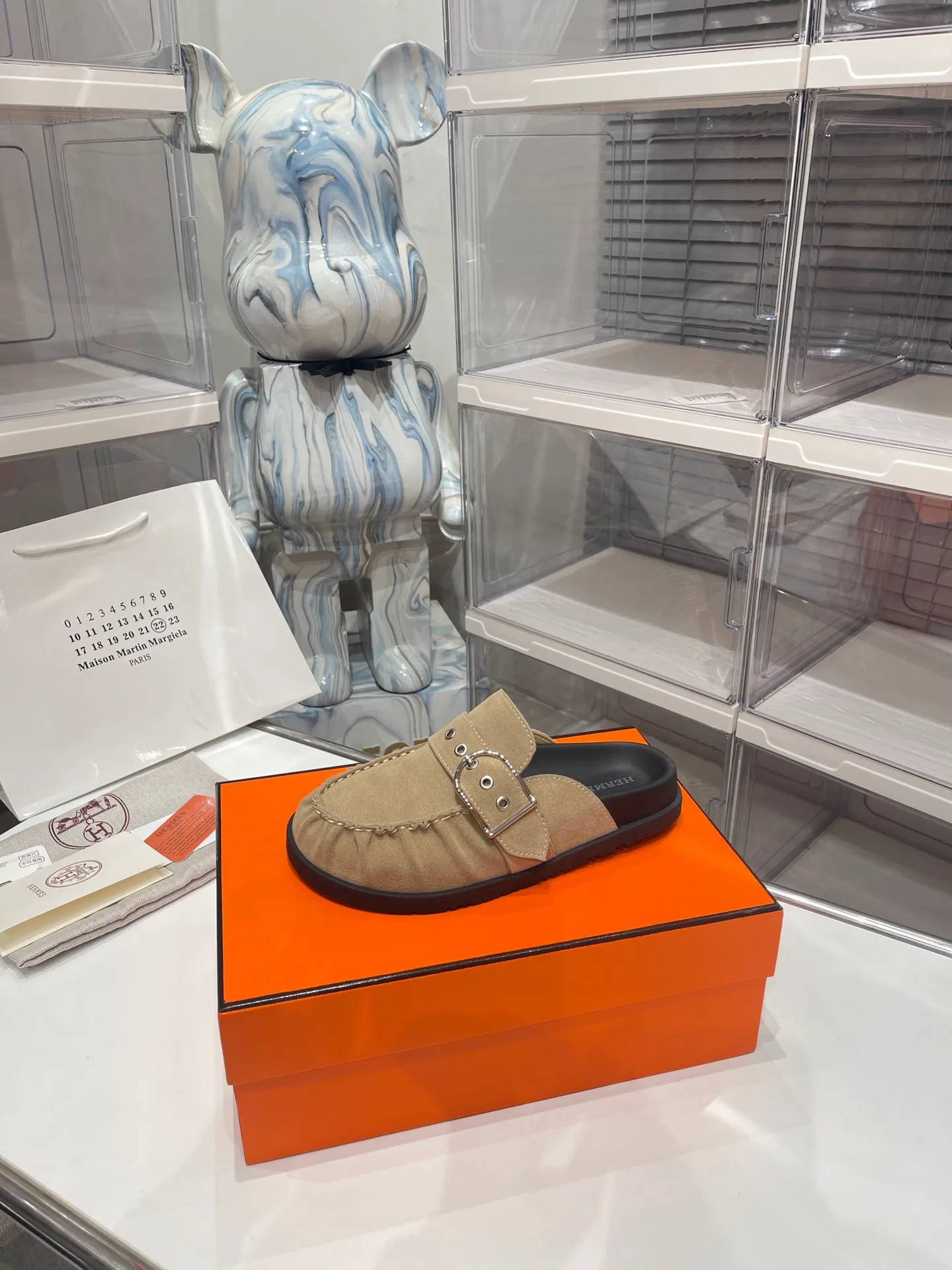 [H Family Hermès] P: 540💰 Size: Male 39-44 (45 46 customized) Female 35-40 (41 42 customized) HERMES Hermès latest kelly buckle couple style Birkenstock slippers, classic family language design! It looks good no matter how you match it! Casual and high-end feeling, the comfort is also great, paired with a variety of colorful socks, it gives a trendy and high-end feel ●Upper: imported cow suede ●Inner: imported sheepskin ●Foot pads: imported mixed sheepskin ●Outsole: Tpu non-slip and wear-resistant outsole